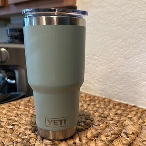 Yeti rambler 30oz with mag slider lid
